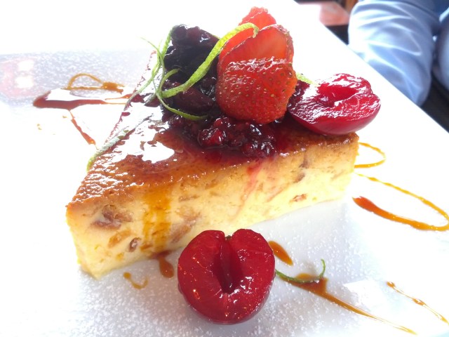 Almojábana tart with red fruits..