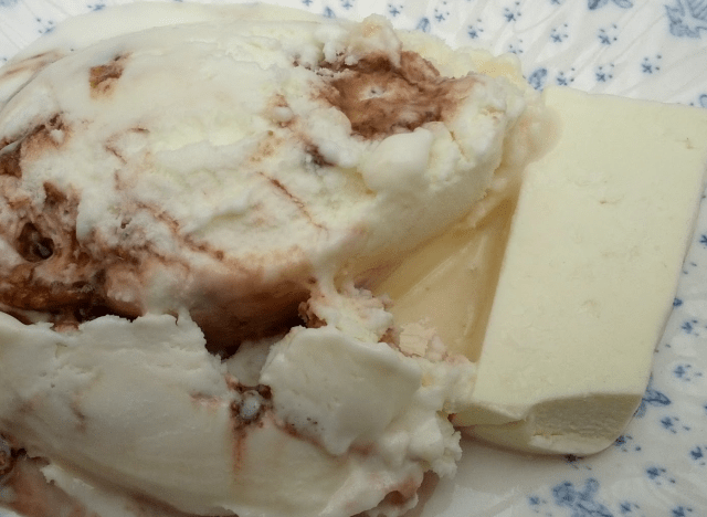 Ice-cream served with cheese..